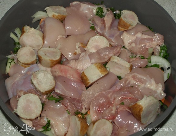 На овощи выкладываем кусочки куриного филе и домашней колбасы. Посыпаем орегано, кориандром, солью и перцем. Я использовала филе бедра, оно больше подходит для этого блюда, чем куриная грудка. Колбасу брала куриную.