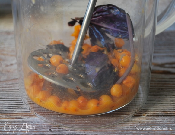 Базилик вместе с облепихой положите в заварочный чайник. Разомните, чтобы ягоды дали сок.