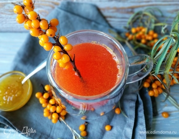 Разлейте чай по чашкам, добавьте по вкусу мед. Приятного чаепития.