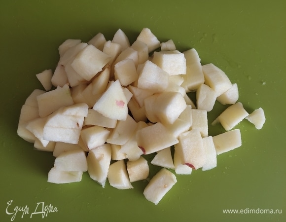 За это время очистить плоды от кожуры и сердцевины и нарезать кубиком.