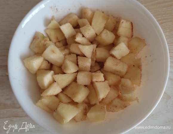 Сложить в чашку, добавить сахар и корицу, перемешать.