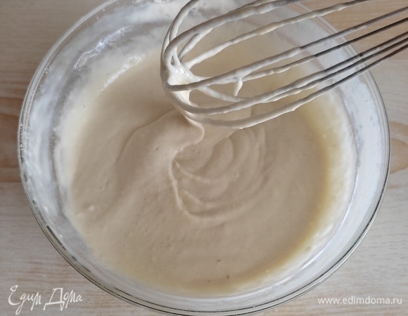 В тесто добавить просеянную муку и вымешивать до однородности. Тесто должно получиться вязким, густым. Муки может потребоваться чуть меньше или чуть больше.