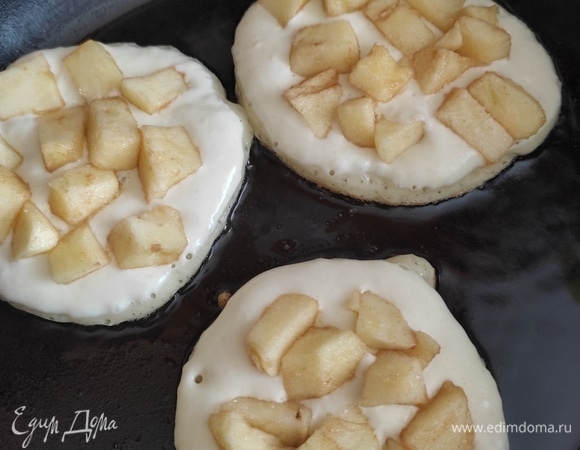 На сковороде раскаляем растительное масло, выкладываем тесто по 1 ст. ложке и сразу же выкладываем сверху кусочки яблока. Немного придавливаем, чтобы они погрузились в тесто. Кусочки яблока не должны лежать горкой, каждый должен быть с одного бока в тесте.