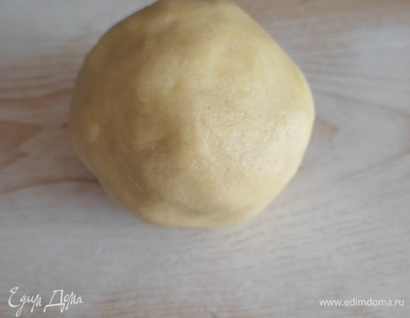 Замесить тесто, добавляя при необходимости оставшуюся муку (у меня ушло дополнительно всего 20 г). Собрать в шар. Тесто должно получиться эластичным и нелипким. Если тесто при вымешивании сильно крошится и никак не хочет собираться в ком, добавьте 1 ст. л. (не больше!) холодной воды. Убрать тесто в холодильник на 10–15 минут.