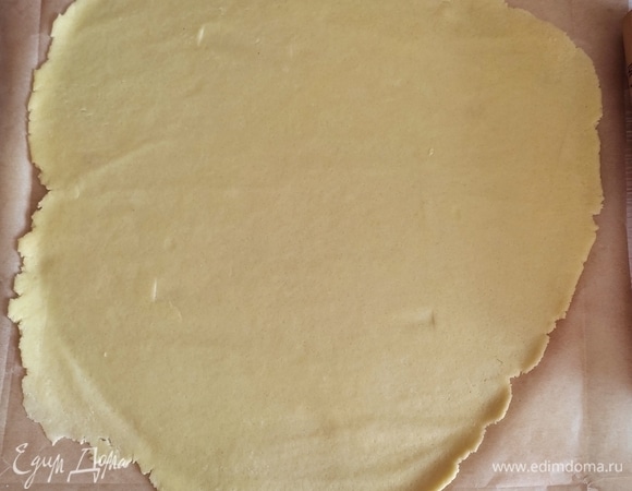 Достаем тесто и раскатываем его на нашем пергаменте. Посыпьте мукой, если скалка будет прилипать. Толщина теста — 0,5–0,8 мм.