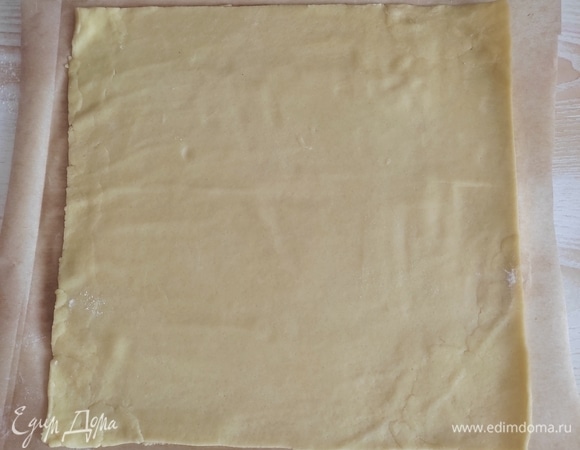 Далее я обрезаю пласт теста по размерам пергамента. Оставшимися кусочками доставляю уголки, чтобы получился прямоугольник.