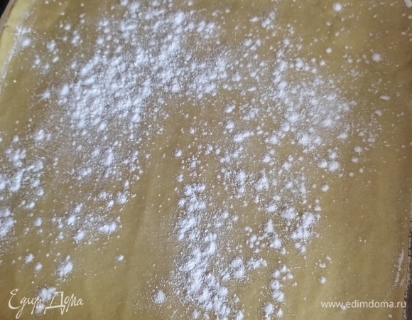 Переносим пергамент с тестом на противень, посыпаем крахмалом.