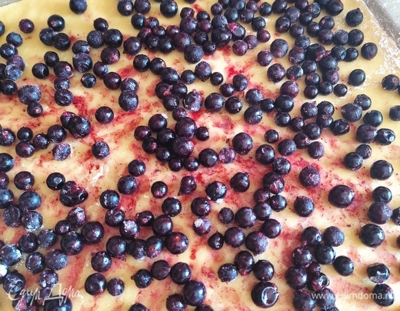 Выкладываем замороженную смородину, распределяем ее по пласту теста, отступая от края 1–2 см. В оригинальном рецепте используется смородиновый джем, но с замороженной ягодой мне понравилось больше: используется меньше сахара, и очень гармонично сочетается смородина со сладкой меренгой.