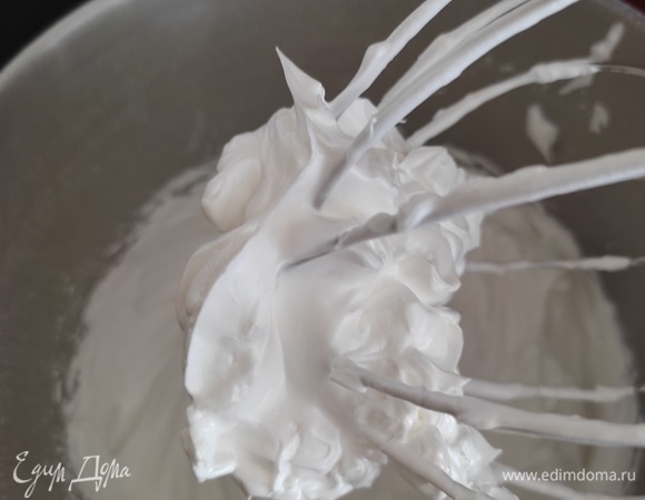 4 белка взбиваем с сахарной пудрой до стойких пиков, в конце добавляем крахмал.