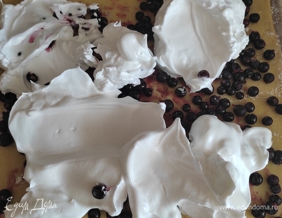 Выкладываем меренгу на ягоды и равномерно распределяем по всей поверхности. Ставим в духовку, разогретую до 160°C, на 40–45 минут. Смотрите по своей духовке! Песочный корж должен подрумяниться, а меренга должна приобрести кремовый оттенок.