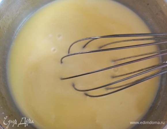 Пока печется корж, приготовим крем. Для этого в сотейник наливаем молоко, добавляем сахар, желток, крахмал, ванилин и муку, перемешиваем венчиком и ставим на средний огонь.