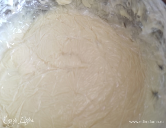 Снимаем с огня, накрываем пищевой пленкой в контакт и даем полностью остыть.