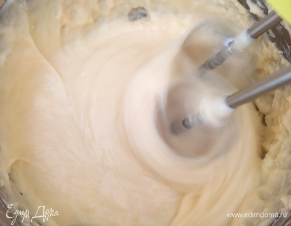 После остывания крем взбиваем миксером, добавляя постепенно сливочное масло. Масло должно быть комнатной температуры. Крем готов.