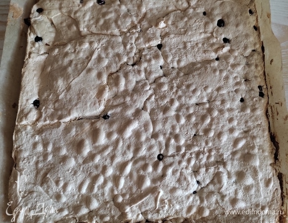 Корж разрезаем на 3 части, смазываем кремом первую часть, сверху укладываем вторую, чуть прижимаем, смазываем кремом и укладываем третью, чуть прижимаем. При желании можно разрезать на 2 части. Готовый пляцок ставим в холодильник минимум на 3 часа.