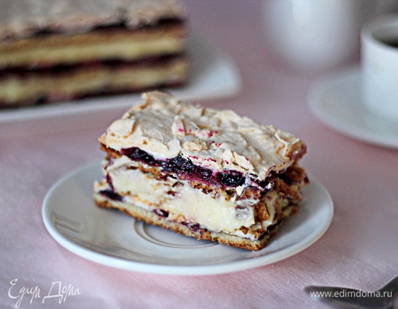 Песочный корж, хрустящая меренга и ароматная кислинка смородины — это очень вкусно. Попробуйте обязательно!