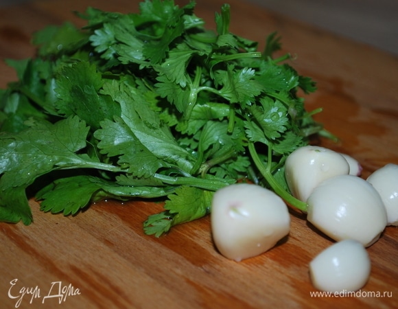Свежую зелень кинзы вымойте, чеснок очистите и все мелко порубите.