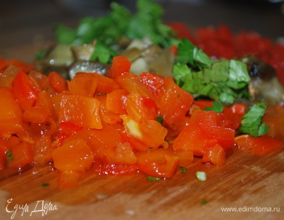Баклажаны, перцы и помидоры мелко нарежьте на одинаковые кубики.