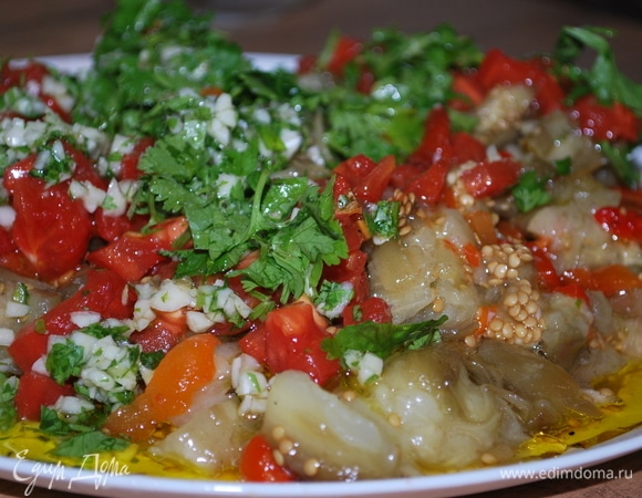 В большой миске смешайте нарезанные овощи, свежую зелень и чеснок. Добавьте оливковое масло, свежемолотый черный перец и соль.