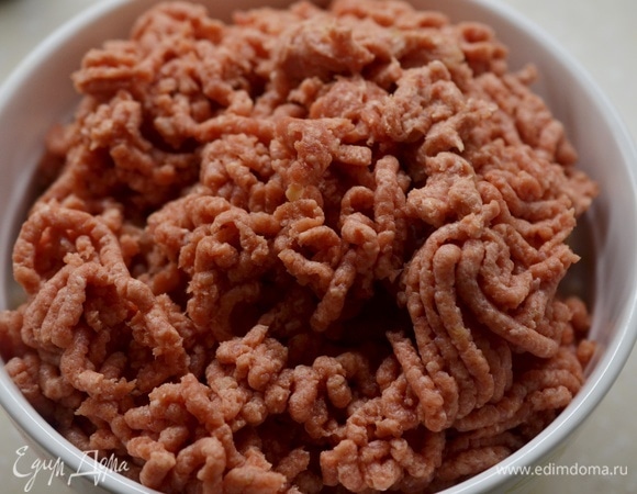 Мясо пропустите через мясорубку вместе с луком и чесноком.