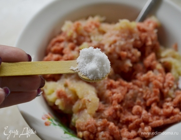 Посолите фарш, поперчите.