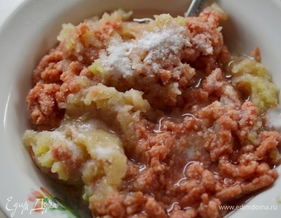 Влейте минеральную воду.