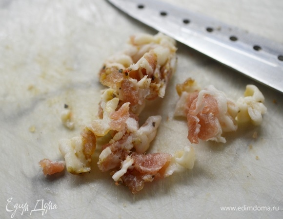 Грудинку нарежьте мелкими кубиками, добавьте в фарш.