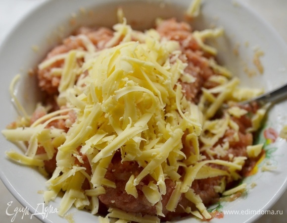 Сыр натрите на терке и добавьте в фарш. В сербской кухне преимущественно используется брынза, но ее вполне можно заменить и мягким сыром.