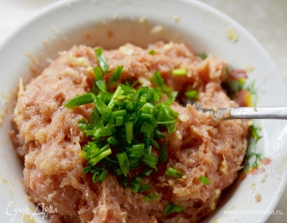 Добавьте измельченную зелень. Хорошо вымесите фарш.