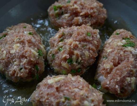 Сформируйте котлеты и обжаривайте в сковороде с добавлением масла.