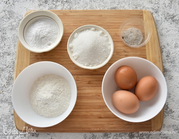 Подготавливаю продукты. Муку просеиваю через мелкое сито. Ягоды перебираю. Крупные и ровные оставляю для украшения.