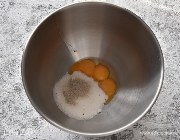 Отделяю белки от желтков. В деже соединяю оба вида сахара и яичные желтки. Взбиваю до увеличения массы в объеме и ее осветления.