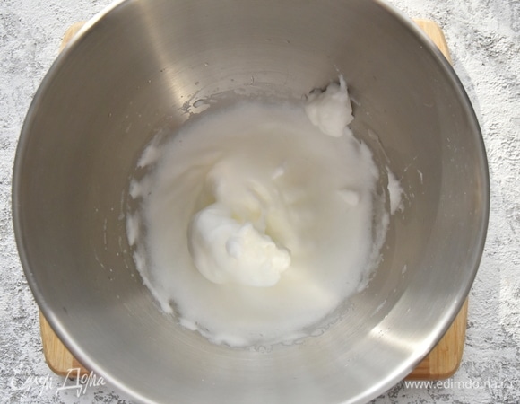 Белки взбиваю до устойчивой плотной пены.