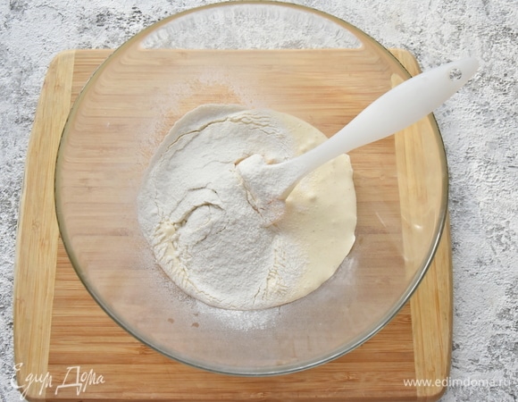 Ко взбитым желткам просеиваю муку, соединенную с крахмалом, и аккуратно вмешиваю ее силиконовой лопаткой движением «снизу вверх».