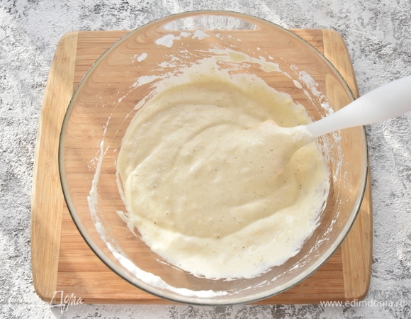 В готовое тесто аккуратно подмешиваю порциями взбитые белки. Тесто должно получиться воздушным, легким и пористым.