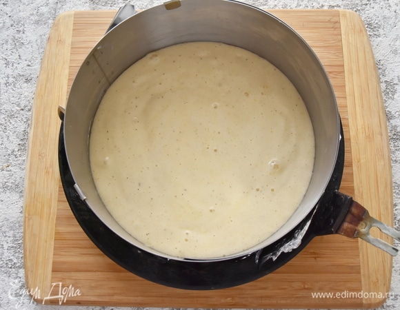 Подготавливаю форму для выпечки. Диаметр формы — 20 см. Дно застилаю пергаментом. Слегка смазываю его сливочным маслом.