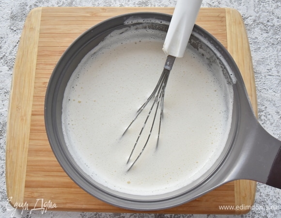 В молоко добавляю половину нормы сахара, ванильный сахар и довожу до кипения, уменьшаю огонь до минимального. Яйца смешиваю с крахмалом и 100 г сахара. Вливаю в яйца часть горячего молока половником, непрерывно помешивая смесь венчиком. Переливаю яичную смесь тонкой струйкой в горячее молоко, продолжая помешивать.