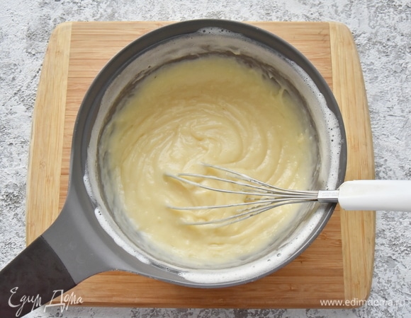 Увариваю яичную смесь до загустения, не переставая ее перемешивать. Снимаю заварной крем с огня и накрываю пищевой пленкой в контакт. Даю крему полностью остыть и загустеть.