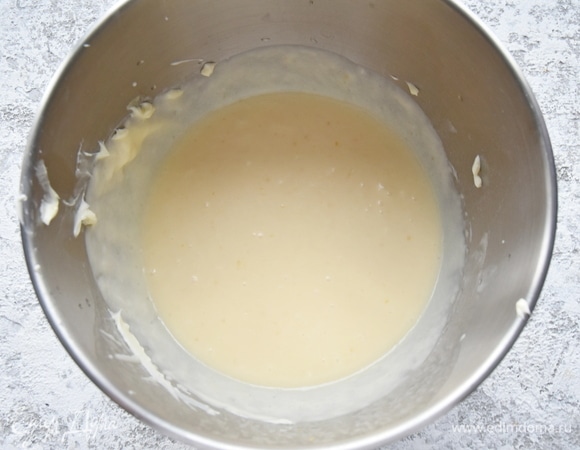 1,5 ч. л. желатина растворяю в 50 мл воды. Подогреваю и перемешиваю до полного растворения. Перед введением в крем снова слегка подогреваю желатиновый раствор в микроволновой печи (30 сек). Остывший заварной крем взбиваю, чтобы он стал однородным и гладким, добавляю растворенный желатин. Взбиваю до однородности, добавляя частями сливочное масло.