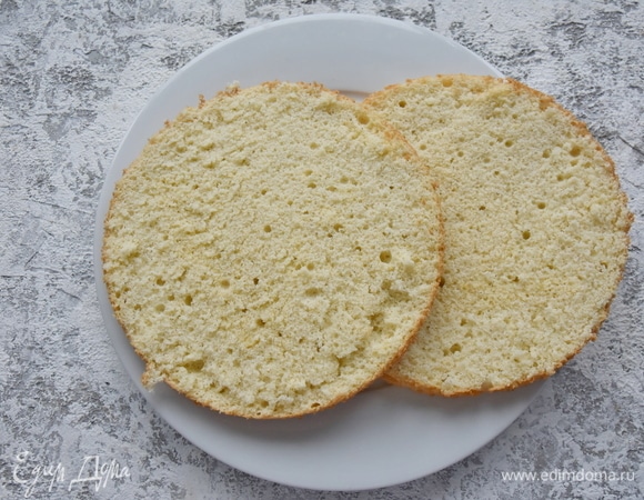 Остывший бисквит разрезаю пополам.