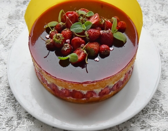 Через 6–8 часов извлечь торт из формы и украсить по желанию.