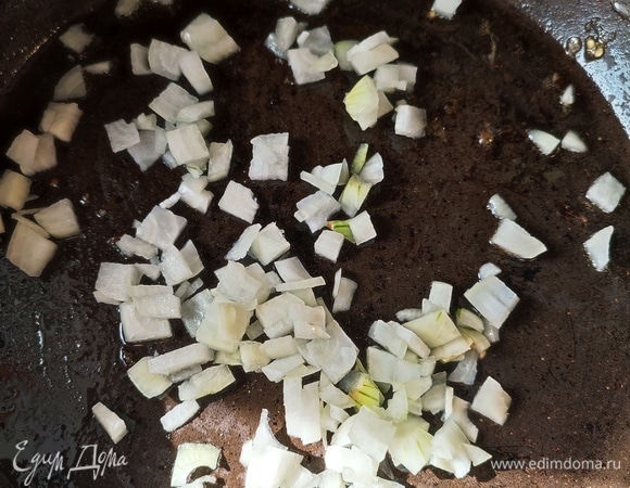 Лук нарезать мелко и обжарить до золотистого цвета. Баклажаны нарезать крупными кубиками и тоже обжарить до золотистого цвета.