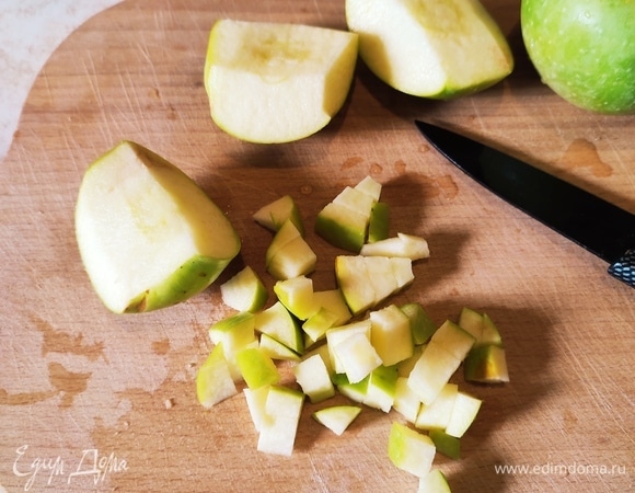 Яблоко очистить и нарезать мелким кубиком.