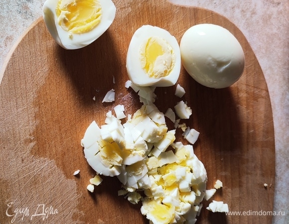 Яйца отварить и нарезать мелким кубиком.