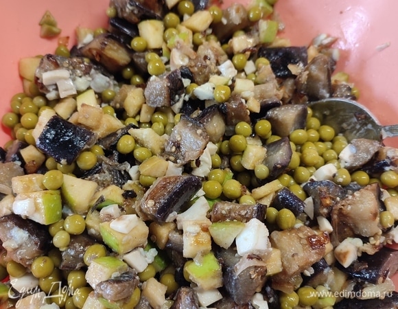 Смешать баклажаны, лук, яблоко, яйца и зеленый горошек.