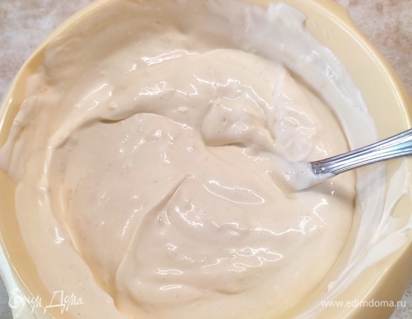 Для заправки смешать сметану, горчицу и майонез. Добавить чеснок, натертый на мелкой терке. Посолить и поперчить по вкусу.