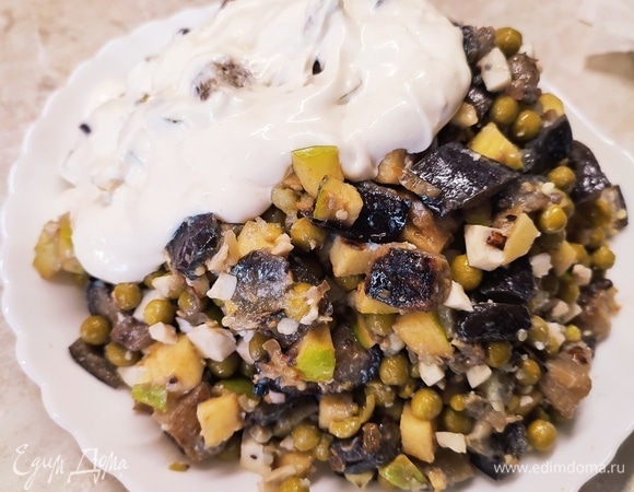 Выложить салат в объемную емкость и полить сверху заправкой. Поставить в холодильник на 2 часа.