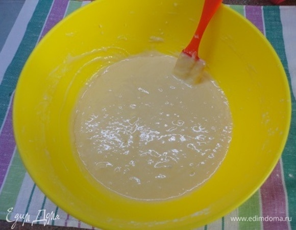 Продолжая взбивать, добавьте сливки, смесь сухих ингредиентов и масло. Разлейте тесто по формочкам для кексов и выпекайте 20 минут.