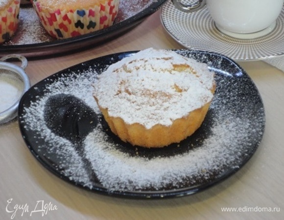 По желанию готовые кексы посыпьте сахарной пудрой.