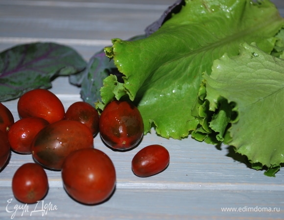 Листья салата и помидоры черри вымойте.