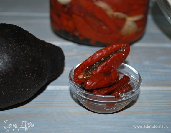 Вяленые помидоры тонко нарежьте, авокадо очистите и нарежьте на небольшие кусочки.